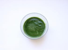 烫过的菠菜加温水打成泥状