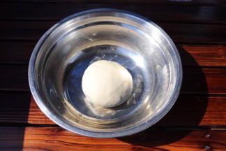 白色面团也是如此，发酵好之后排尽空气揉成光滑的面团备用