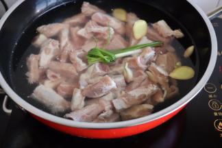 锅中水烧开放葱姜蒜排骨放进去煮3-5分钟