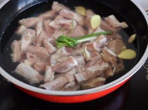 锅中水烧开放葱姜蒜排骨放进去煮3-5分钟
