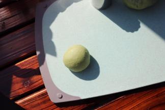 先取一个绿色的面团揉成圆形做乌龟的背