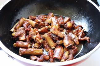 小火焖至收汁在出锅前再加少许香醋、黑胡椒、鸡精少许翻炒均匀出锅即可。此时的小排上色特别好，不用加酱油也可以做出美味的糖醋小排。