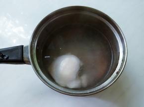 起锅倒水，汆鸡胸几分钟。