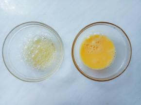 鸡蛋蛋黄、蛋白分离，打散。