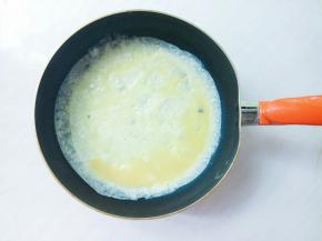 煎锅擦油，倒入蛋黄液，摊成薄饼。