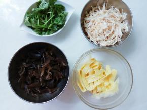 香菜、木耳切丝，与蛋丝、鸡丝四丝一并备好。