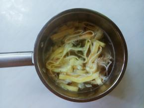 1碗大骨汤加清水稀释煮开，加入鸡丝、木耳丝、蛋皮丝，加生抽、盐调味。