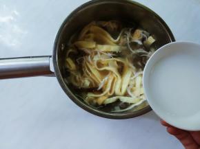 水淀粉逐渐加入，勾芡。