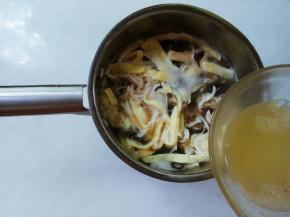 蛋白液沿锅边均匀撒下。