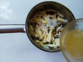 蛋白液沿锅边均匀撒下。