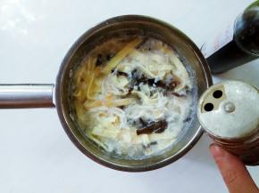 胡椒粉和醋混合，调出自己喜欢的酸辣程度，倒入锅中搅匀即可。