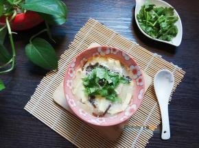 盛出撒上香菜。