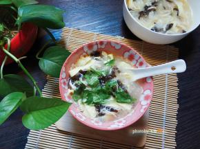 汤汁酸辣，钙、蛋白营养丰富，健脾开胃。