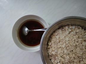 将蜂蜜、黑糖、玉米油放在一起，搅拌融化均匀后加入麦片。