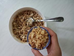 充分使麦片都被液体浸湿包裹均匀，状态是不干不湿，再加入核桃碎。（核桃提前用热水浸泡后容易去除外皮儿）