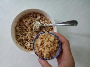 充分使麦片都被液体浸湿包裹均匀，状态是不干不湿，再加入核桃碎。（核桃提前用热水浸泡后容易去除外皮儿）