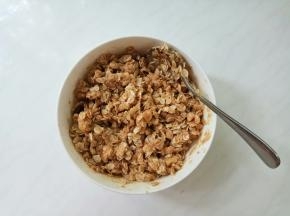 拌匀静止一会。（觉得稍微有一点点湿，加2匙淀粉调整即可）