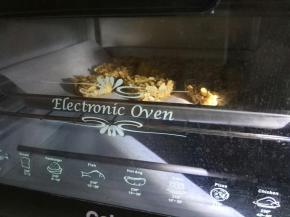 烤箱中层，上下火，180度预热，送入烤盘，25分钟。