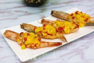 烤好的大虾拿出来装盘即可