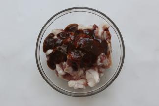 切好的五花肉放入一个大点的碗里，倒入烧烤料