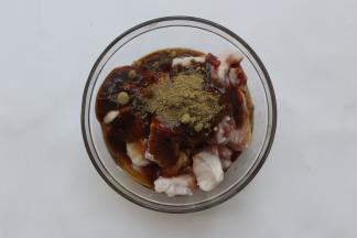 再加入孜然粉，盐，生抽，料酒，再用筷子搅拌均匀，腌渍10分钟，将其腌入味