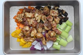 再把腌渍好的五花肉放在蔬菜的表面上