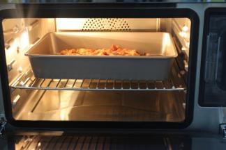 预热好的烤箱，把整理好的肉放进烤箱中层，烧烤功能程序200度20分钟