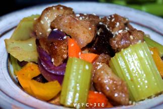 8、	烤好的五彩烤肉拿出来整理放入盘子里，再撒上一些白芝麻，这样的道油润的而又美味的烤肉就出炉了