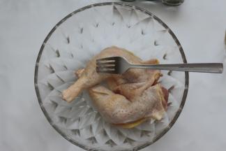鸡腿洗净备用，用叉子在鸡腿的表面扎洞洞，这样能使鸡腿腌渍的更入味