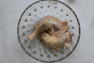 准备一个大碗，把鸡腿放入碗里，再加入盐，鸡粉，黑椒碎