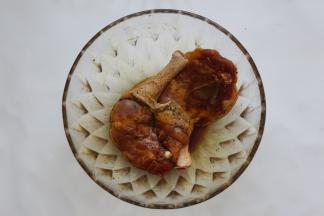 再加入白胡椒粉，加入生抽，再搅拌均匀