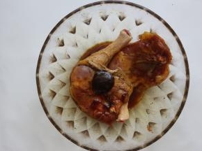 再加入烤肉酱，蜂蜜，芝麻油，然后搅拌均匀