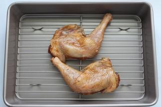 烤盘上面垫个烤网，再放上腌制好的鸡腿