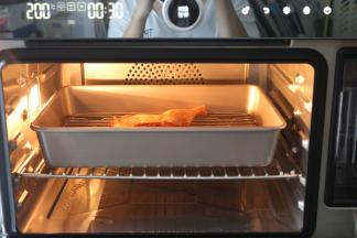 先提前预热ACA蒸汽烤箱，调制蒸烤功能程序，烤箱预热好后再把鸡腿放进入烤，同样的，调制好蒸烤功能，200度30分钟