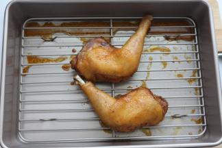 当烤了5分钟时，把鸡腿拿出来