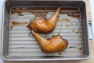 把刚刚腌制鸡腿的烤肉汁，在表面刷上一层烤肉汁，再放入烤箱里继续烤5分钟