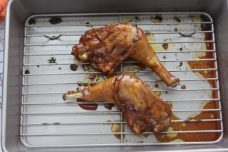 等再烤好5分钟之后，再一次的拿出来，翻面，再用烤肉汁在表面刷上一层的，然后得新放在烤箱里面，后面以同样的方式每5分钟出来状态，直至完全烤熟透即可