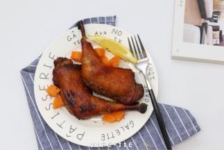 最后烤出来装盘，再加撒上罗勒碎，成品是非常的诱人可口的