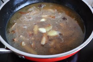 加开水没过小排、放半汤匙料酒、葱姜、八角两个大火烧开小火焖