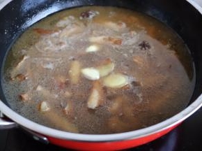 加开水没过小排、放半汤匙料酒、葱姜、八角两个大火烧开小火焖