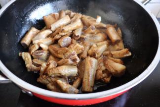 小排放进去翻炒均匀