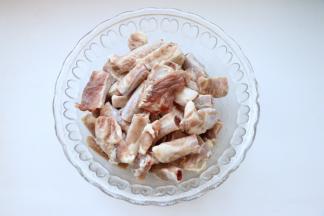 食材准备：猪小排洗净中途多换几次水