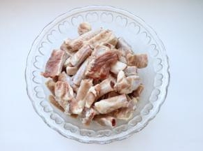 食材准备：猪小排洗净中途多换几次水