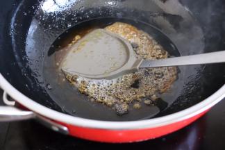 翻炒至糖色金黄、发亮即可（千万别炒过了）