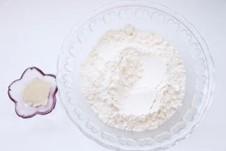 白色面团食材准备：面粉200g、酵母2g，温水110g，揉成软硬适中的光滑面团进行第一次发酵