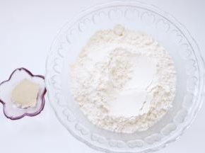 白色面团食材准备：面粉200g、酵母2g，温水110g，揉成软硬适中的光滑面团进行第一次发酵