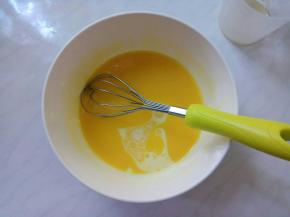 蛋黄液加油拌匀后加牛奶，继续搅拌。