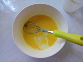 蛋黄液加油拌匀后加牛奶，继续搅拌。
