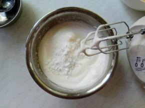 打至半湿性发泡时，加入剩余的糖粉。
