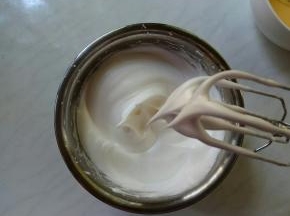 最后打发至湿性发泡，提起打蛋头，蛋白霜成小弯钩。